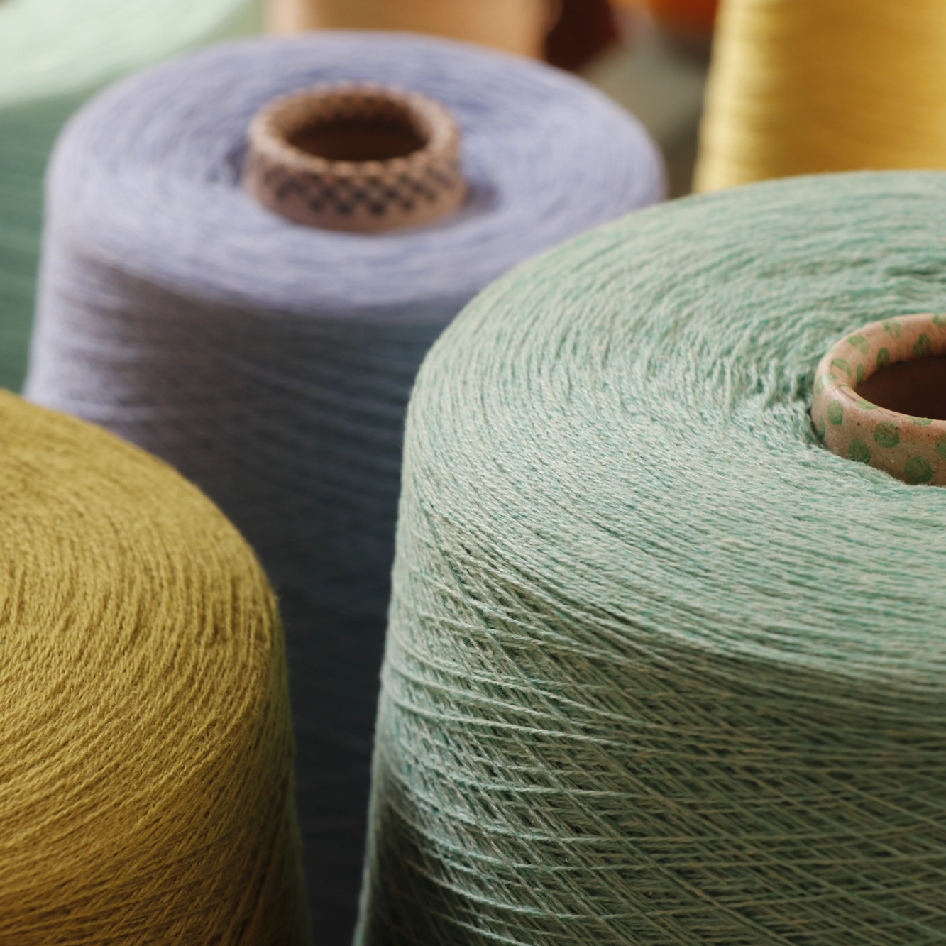 Bobinas de hilo colores colección textil